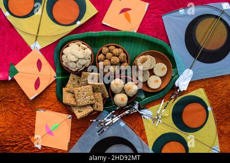 Makar sankranti Spezialitäten Gerichte Rewri, Tilgul, Til ke laddu, Chikki, Til Baati alles süße Dinge mit weißen Sesamsamen und Jaggery. Ki Stockfoto