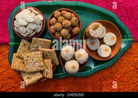 Makar sankranti Spezialitäten Gerichte Rewri, Tilgul, Til ke laddu, Chikki, Til Baati alles süße Dinge mit weißen Sesamsamen und Jaggery. Wi Stockfoto