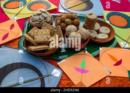 Makar sankranti Spezialitäten Gerichte Rewri, Tilgul, Til ke laddu, Chikki, Til Baati alles süße Dinge mit weißen Sesamsamen und Jaggery. Ki Stockfoto