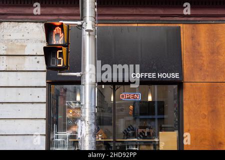 Ottawa, Kanada - 16. Dezember 2021: Kaffeehaus mit offenem Schild am Fenster in der Innenstadt der Stadt. Blick von der Straße mit Ampel für Fußgänger Stockfoto