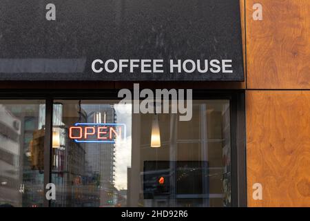 Ottawa, Kanada - 16. Dezember 2021: Offenes Schild am Schaufenster des Kaffeehauses in der Innenstadt der Stadt Stockfoto