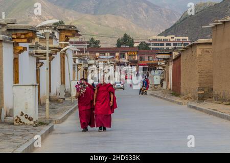 XIAHE, CHINA - 24. AUGUST 2018: Buddhistische Mönche in Xiahe, Provinz Gansu, China Stockfoto