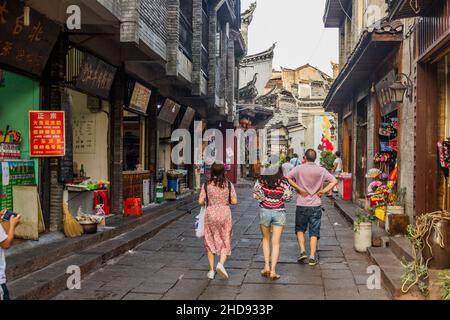 FENGHUANG, CHINA - 13. AUGUST 2018: Fußgängerzone in der antiken Stadt Fenghuang, Provinz Hunan, China Stockfoto