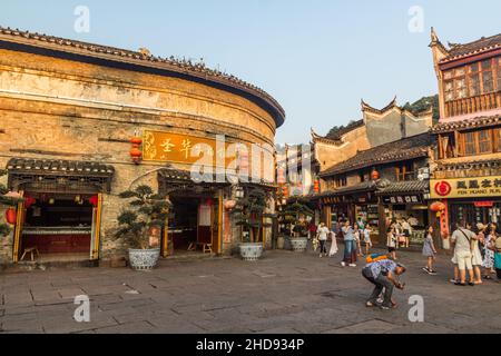 FENGHUANG, CHINA - 13. AUGUST 2018: Gepflasterte Fußgängerstraße in der Altstadt von Fenghuang, Provinz Hunan, China Stockfoto