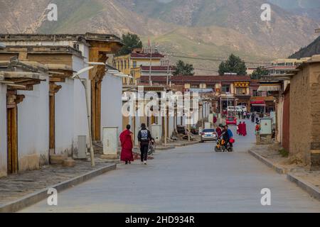 XIAHE, CHINA - 24. AUGUST 2018: Buddhistische Mönche in Xiahe, Provinz Gansu, China Stockfoto