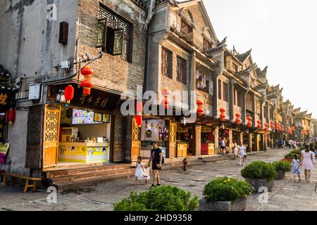 FENGHUANG, CHINA - 13. AUGUST 2018: Gepflasterte Fußgängerstraße in der Altstadt von Fenghuang, Provinz Hunan, China Stockfoto