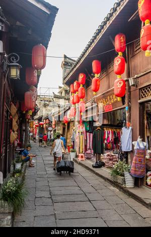 FENGHUANG, CHINA - 13. AUGUST 2018: Enge gepflasterte Straße in der Altstadt von Fenghuang, Provinz Hunan, China Stockfoto