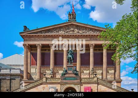 Berlin, Deutschland - 26. April 2020: Die Front des Neuen Museums auf der Berliner Museumsinsel. Stockfoto