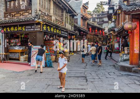 FENGHUANG, CHINA - 13. AUGUST 2018: Enge gepflasterte Straße in der Altstadt von Fenghuang, Provinz Hunan, China Stockfoto