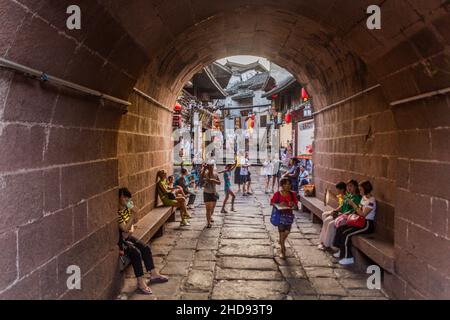 FENGHUANG, CHINA - 13. AUGUST 2018: Altes Tor in der antiken Stadt Fenghuang, Provinz Hunan, China Stockfoto