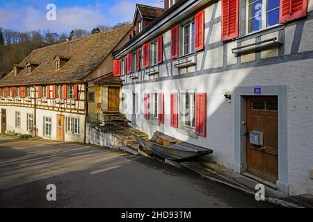 Fachwerkhäuser an der Laufengasse 28 in der Gemeinde Neuhausen in der Nähe der Rheinfälle.Kanton Schaffhausen, Schweiz. Stockfoto