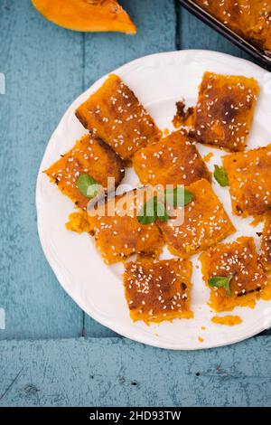 Kürbis, Karotte und Apfelauflauf mit Sesamsamen Stockfoto