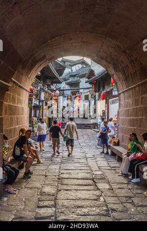 FENGHUANG, CHINA - 13. AUGUST 2018: Altes Tor in der antiken Stadt Fenghuang, Provinz Hunan, China Stockfoto