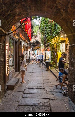 FENGHUANG, CHINA - 13. AUGUST 2018: Altes Tor in der antiken Stadt Fenghuang, Provinz Hunan, China Stockfoto