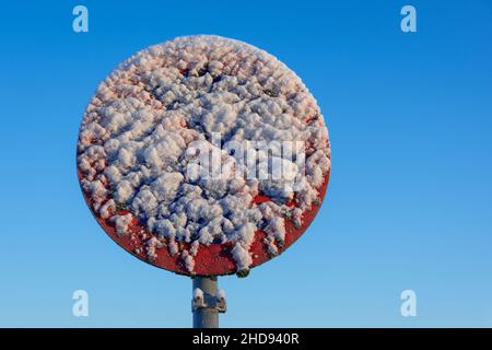 Ein Verkehrsschild, das mit Frost und Schnee bedeckt ist Stockfoto