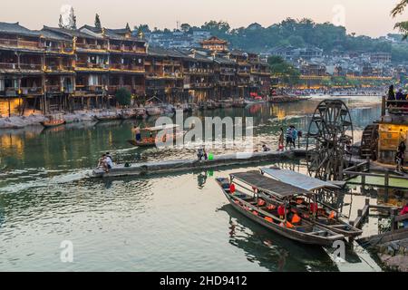 FENGHUANG, CHINA - 13. AUGUST 2018: Fluss Tuo in der antiken Stadt Fenghuang, Provinz Hunan, China Stockfoto