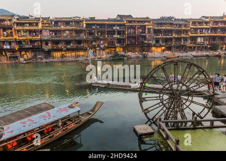 FENGHUANG, CHINA - 13. AUGUST 2018: Fluss Tuo in der antiken Stadt Fenghuang, Provinz Hunan, China Stockfoto