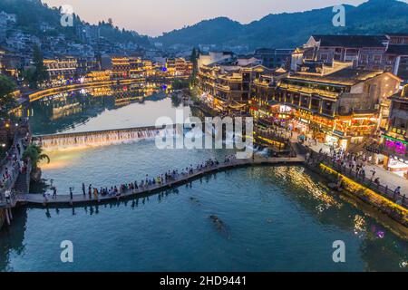 FENGHUANG, CHINA - 13. AUGUST 2018: Abendansicht der antiken Stadt Fenghuang, Provinz Hunan, China Stockfoto