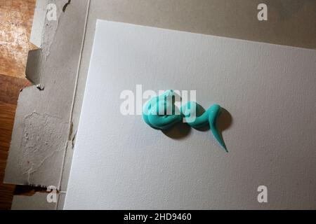 Teal Acrylfarbe auf einer Leinwand in Chichester, West Sussex, Großbritannien. Stockfoto