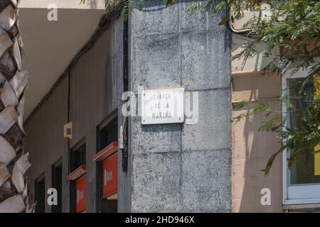 Barcelona, Spanien - 21. Juni 2017: Straßenschild, das an einem Sommertag die Marina Straße (carrer de la Marina) im Stadtzentrum anzeigt Stockfoto