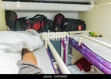 LANZHOU, CHINA - 25. AUGUST 2018: Oberen Kojen des Hartschläfer-Klasse-Trainers in China. Stockfoto