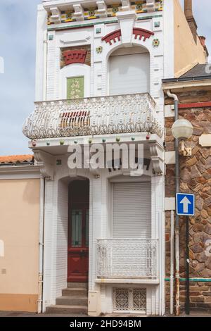 Les Sables d Olonne, Frankreich - 28. Juli 2016: Architektonisches Detail eines typischen Hauses im Stadtzentrum an einem Sommertag. Stockfoto