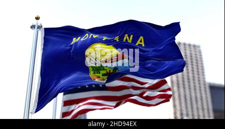 Die Flagge des US-Bundesstaates Missouri winkt im Wind, die amerikanische Flagge verschwimmt im Hintergrund. Montana wurde am Novembe in die Union aufgenommen Stockfoto