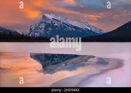 Mount Rundle Sonnenaufgang im Banff National Park, Alberta, Kanada. Stockfoto
