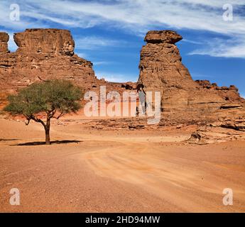 Straße in der Sahara-Wüste, Algerien Stockfoto