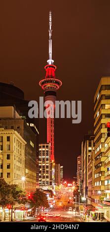 Sky Tower in der Nacht, Auckland, Neuseeland Stockfoto