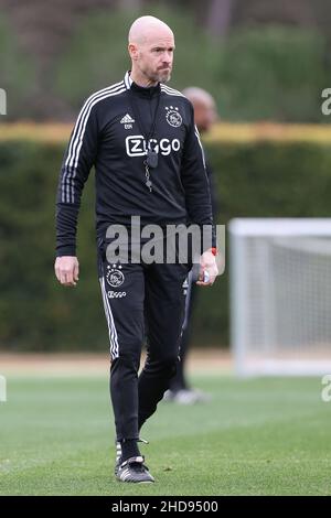 , PORTUGAL - 4. JANUAR: Trainer Erik ten Hag von Ajax Amsterdam während der Trainingseinheit Ajax am 2. Tag Nachmittag auf der Quinta do Lago am 4. Januar 2022 in Portugal. (Foto von Ben Gal/Orange Picters) Stockfoto