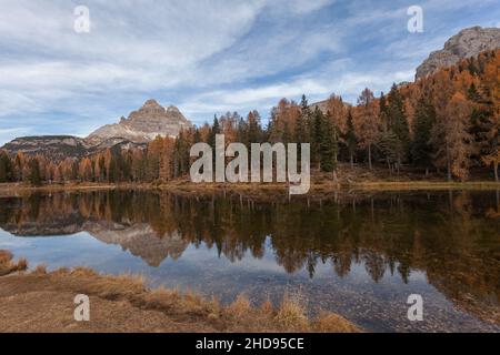 Spiegelung der Herbstlärchen auf dem dolomitischen See Stockfoto