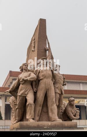 PEKING, CHINA - 27. AUGUST 2018: Arbeiterstatue am Mausoleum von Mao Zedong in Peking, China Stockfoto