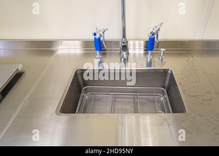 Ellenbogen Seife und antiseptischen Spender oder Desinfektionsmittel Wand zur Händedesinfektion und Wasserhahn Waschbecken mit Wasserhahn Bad oder Klinik montiert Stockfoto
