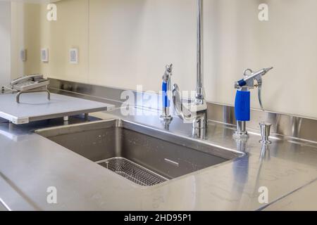 Ellenbogen Seife und antiseptischen Spender oder Desinfektionsmittel Wand zur Händedesinfektion und Wasserhahn Waschbecken mit Wasserhahn Bad oder Klinik montiert Stockfoto