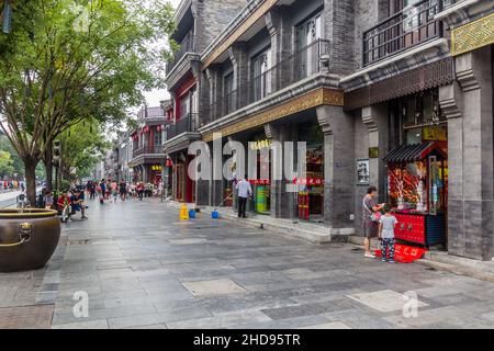 PEKING, CHINA - 27. AUGUST 2018: Bürgersteig in der Qianmen Straße in Peking, China Stockfoto