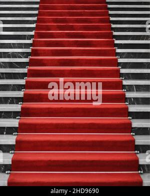 Roter Teppich auf Marmor Treppe Stockfoto