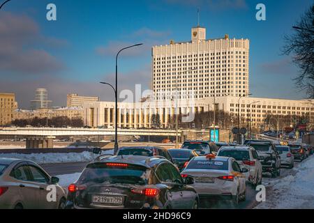 Moskau, Russland - 15. Februar 2020: Stau am Smolenskaja-Damm vor dem Gebäude der russischen Regierung an einem schönen Wintertag Stockfoto