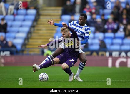 Reading, Großbritannien. 03rd Januar 2022. Baba Rahman (ausgeliehen von Chelsea) aus Reading und Kamil Jozwiak aus Derby County während des Sky Bet Championship-Spiels zwischen Reading und Derby County im Madejski Stadium, Reading, England, am 3. Januar 2022. Foto von Andy Rowland. Quelle: Prime Media Images/Alamy Live News Stockfoto