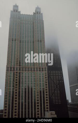 Nebliger Nachmittag in Downtown Chicago mit verschwindenden Wolkenkratzern im Nebel Stockfoto