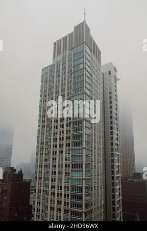 Nebliger Nachmittag in Downtown Chicago mit verschwindenden Wolkenkratzern im Nebel Stockfoto