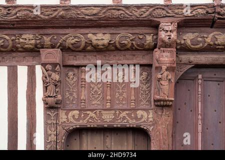 Detail der Holzschnitzerei eines Fachwerkhauses in der Stadt Saint-Valéry-en-caux in der Normandie, Frankreich Stockfoto