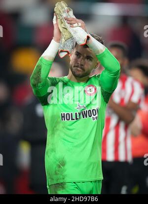 Brentford, Großbritannien. 29th Dez 2021. Torwart Alvaro Fernandez (Leihgabe von Huesca) aus Brentford während des Premier League-Spiels zwischen Brentford und Manchester City am 29. Dezember 2021 im Brentford Community Stadium, Brentford, England. Foto von Andy Rowland. Quelle: Prime Media Images/Alamy Live News Stockfoto