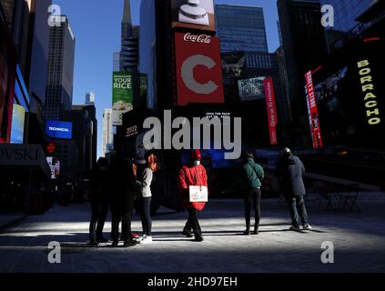 New York, Usa. 04th Januar 2022. Am Dienstag, den 4. Januar 2022, ist der Fußgängerverkehr am Times Square in New York City leicht. Die Vereinigten Staaten setzen weiterhin Rekorde für positive COVID-Fälle. Foto von John Angelillo/UPI Credit: UPI/Alamy Live News Stockfoto