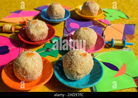 Til ka Laddoo aus Sesamsamen und Jaggery oder Zucker, auch bekannt als Til Baati, serviert für das Makar Sankrant oder das Lohri Festival Stockfoto