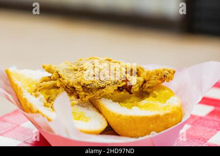 Nahaufnahme eines frittierten Krabbenboys in New Orleans, Lousiana Stockfoto