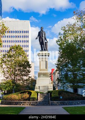 Sonniger Blick auf das Henry Clay Monument auf dem Lafayette Square in New Orleans, Louisiana Stockfoto