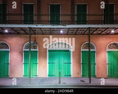 Nachtansicht des wunderschönen historischen Gebäudes im French Quarter in New Orleans, Lousiana Stockfoto