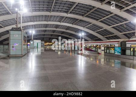 PEKING, CHINA - 28. AUGUST 2018: Internationaler Flughafen Beijing Capital Terminal 3 U-Bahn-Station in Peking, China Stockfoto