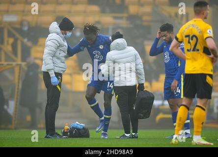 Wolverhampton, Großbritannien. 19th Dez 2021. Trevoh Chalobah aus Chelsea hat sich am 19. Dezember 2021 beim Premier League-Spiel zwischen Wolverhampton Wanderers und Chelsea in Molineux, Wolverhampton, England, verletzt. Foto von Andy Rowland. Quelle: Prime Media Images/Alamy Live News Stockfoto